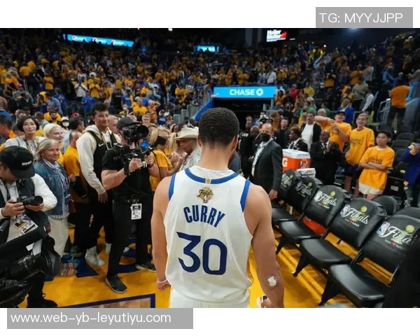 无奈之战库里22投12中三分7记独砍35分却难救勇士于水深火热之中