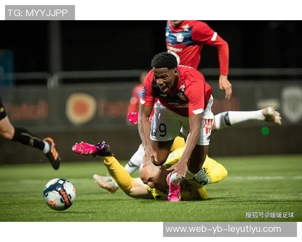 约罗身穿里尔球衣盛装出席里尔对阵巴黎比赛开球仪式